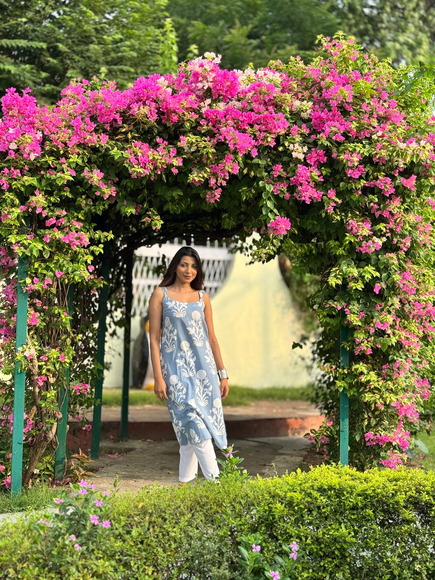 Saryana Sky Bloom Cotton Long Kurti – Sleeveless Summer Comfort