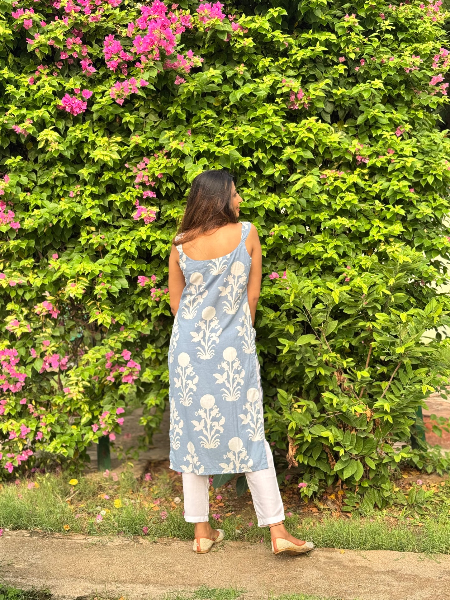 Saryana Sky Bloom Cotton Long Kurti – Sleeveless Summer Comfort