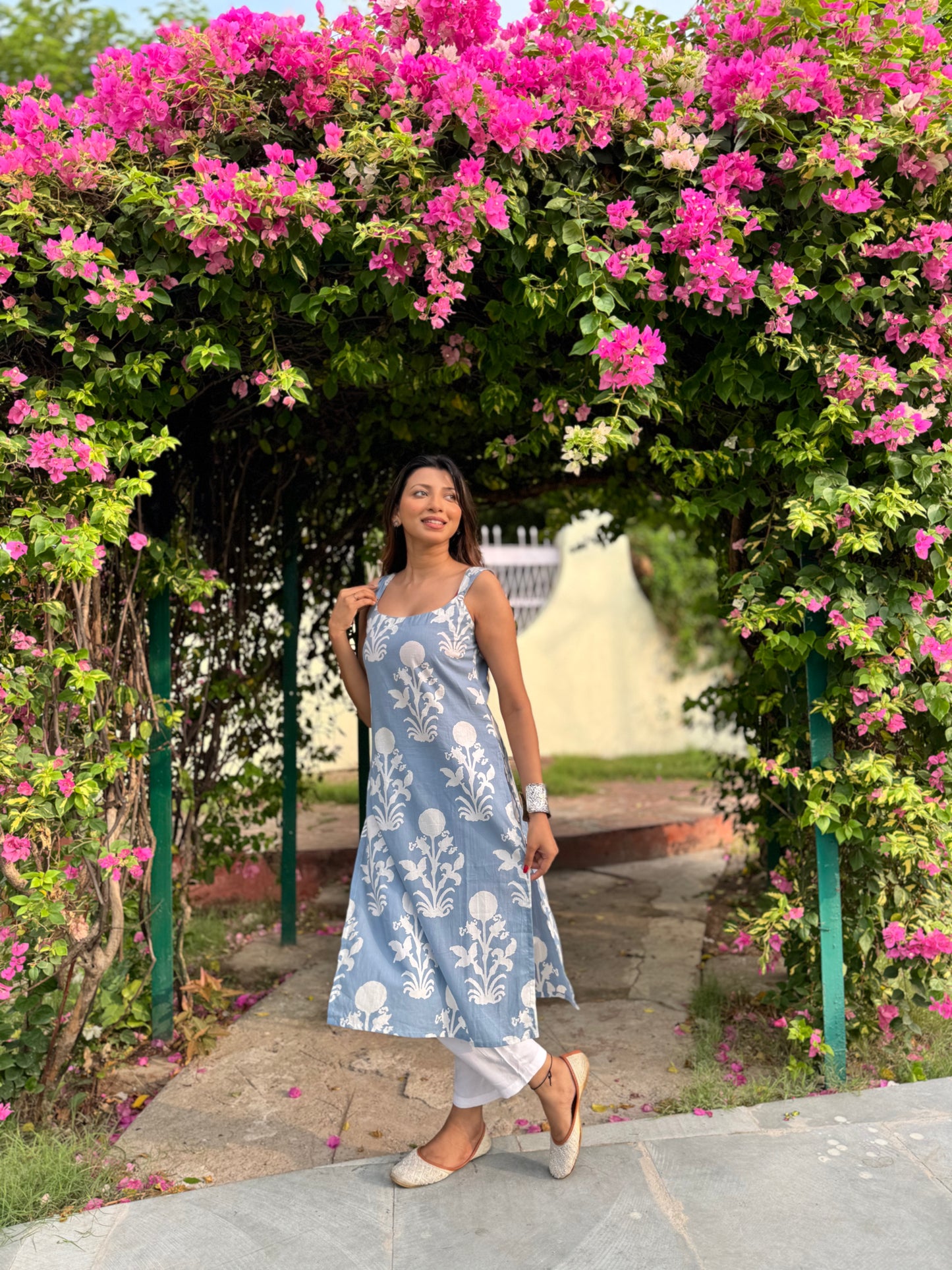 Saryana Sky Bloom Cotton Long Kurti – Sleeveless Summer Comfort