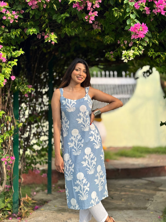 Saryana Sky Bloom Cotton Long Kurti – Sleeveless Summer Comfort