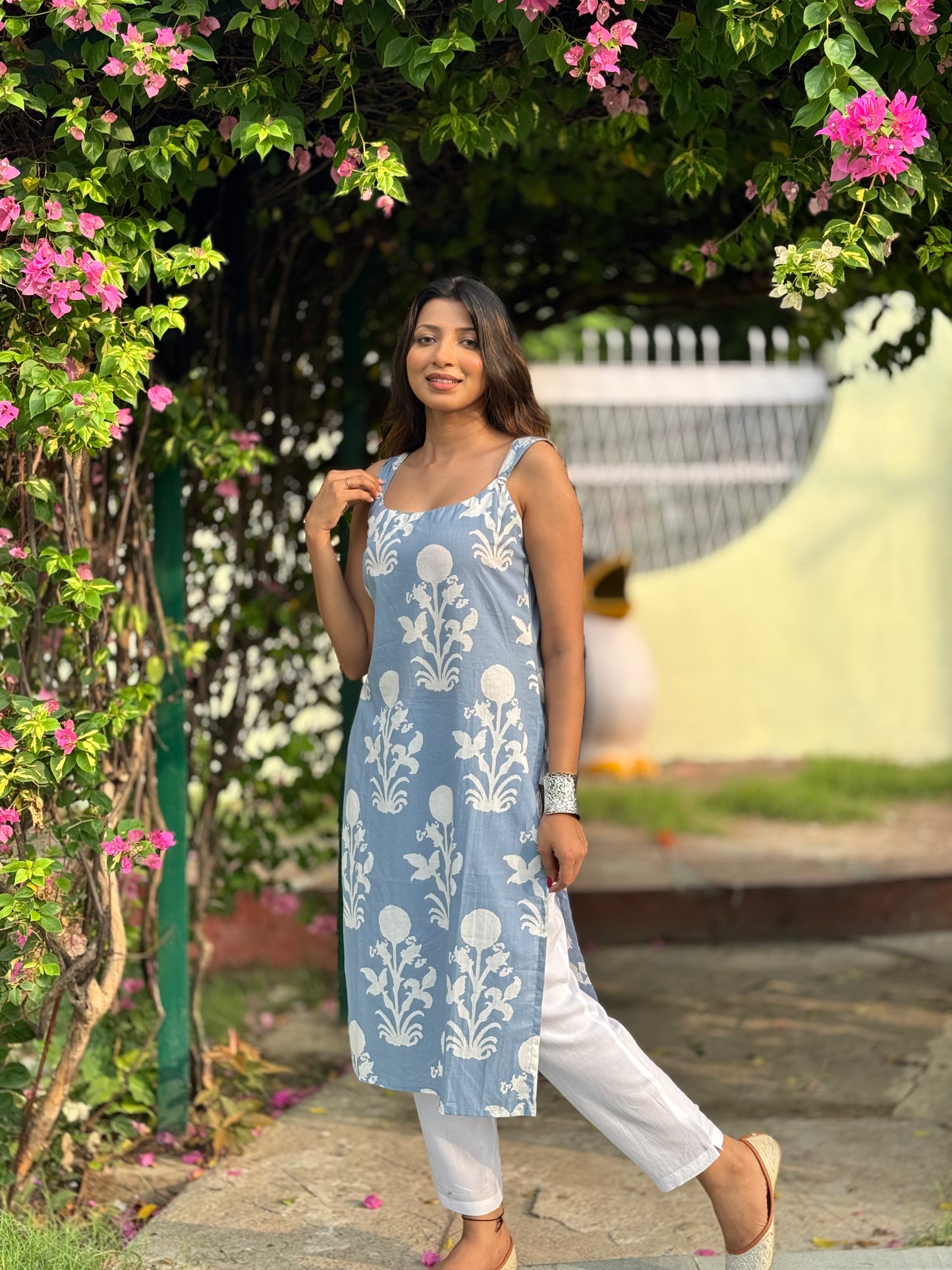 Saryana Sky Bloom Cotton Long Kurti – Sleeveless Summer Comfort