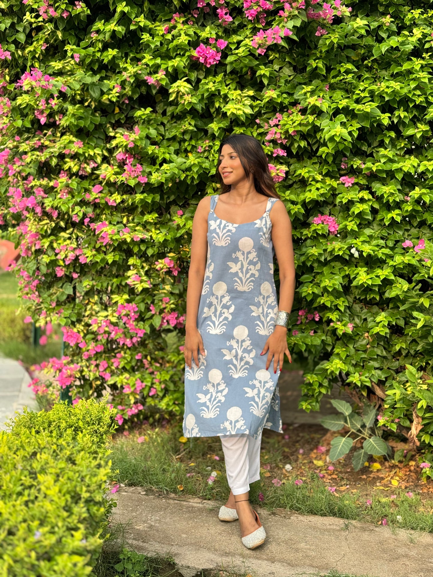 Saryana Sky Bloom Cotton Long Kurti – Sleeveless Summer Comfort