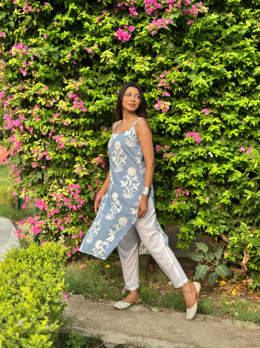 Saryana Sky Bloom Cotton Long Kurti – Sleeveless Summer Comfort