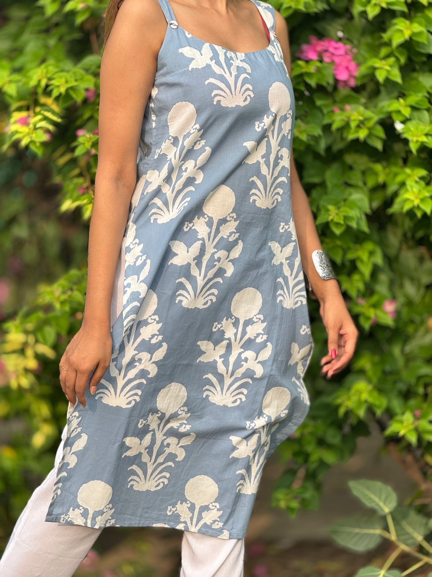 Saryana Sky Bloom Cotton Long Kurti – Sleeveless Summer Comfort
